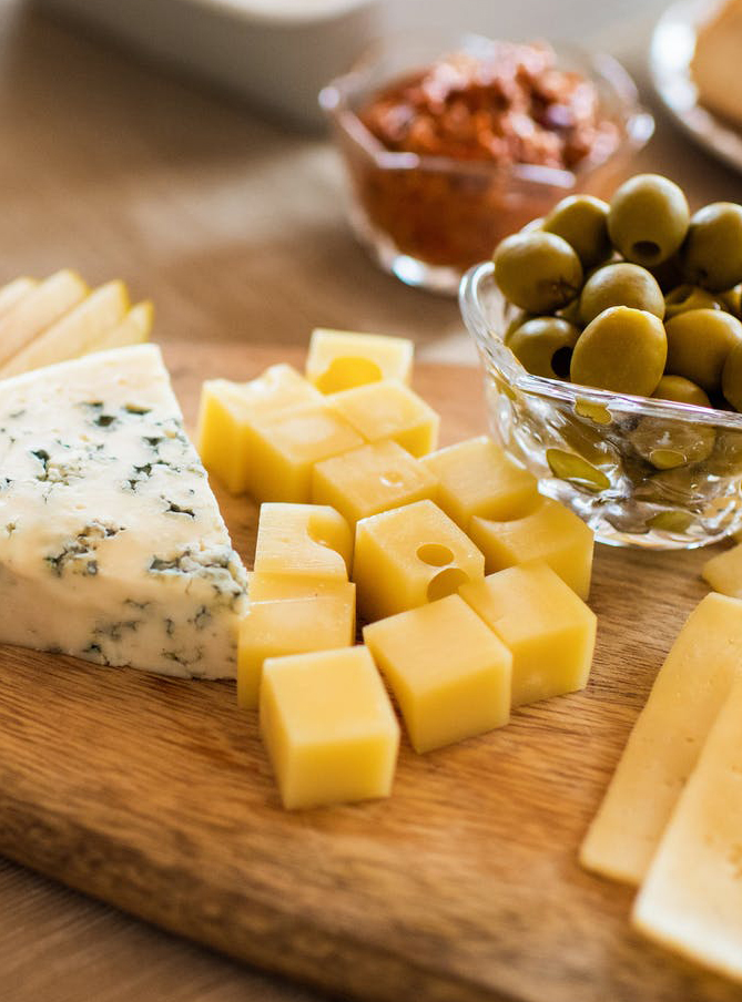 Cheese and charcuterie board for wine pairing